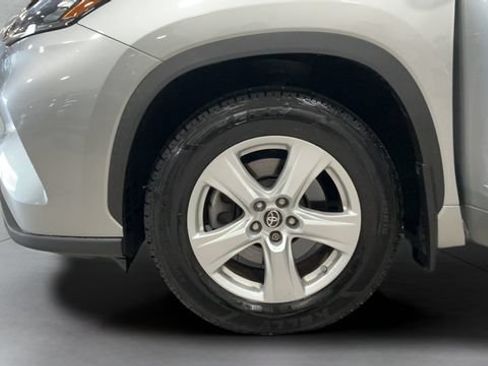 Used 2020 Toyota Highlander LE AWD/4WD image 26