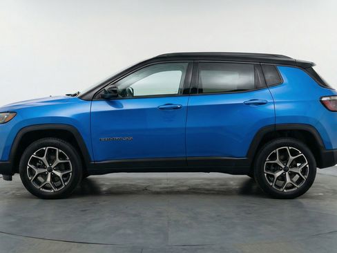 Used 2025 Jeep Compass Limited image 3