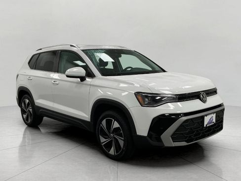 Used 2025 Volkswagen Taos SE AWD/4WD image 1