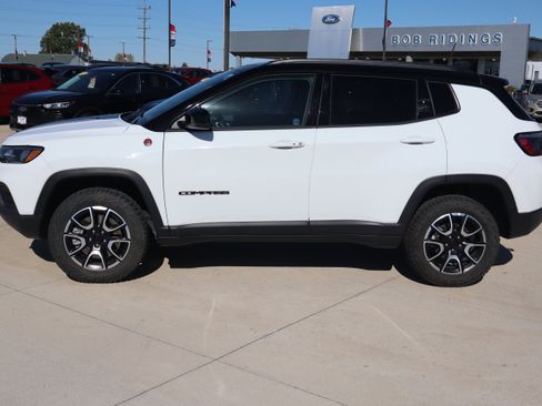 Used 2024 Jeep Compass Trailhawk w/ Trailhawk Convenience Group image 9