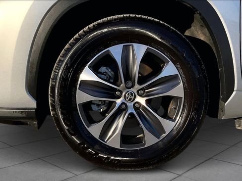 Certified 2025 Toyota Highlander XLE image 10