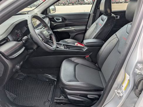 Used 2025 Jeep Compass Trailhawk AWD/4WD image 2