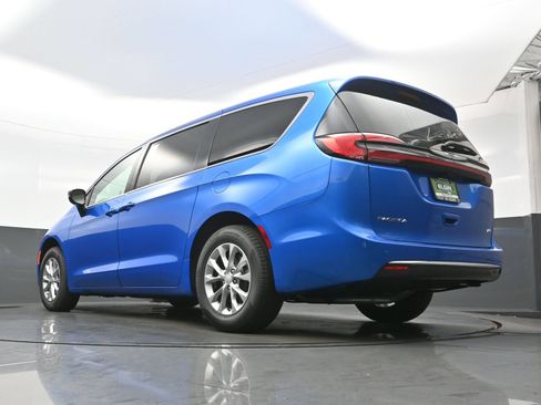 New 2026 Chrysler Pacifica Select AWD/4WD image 17