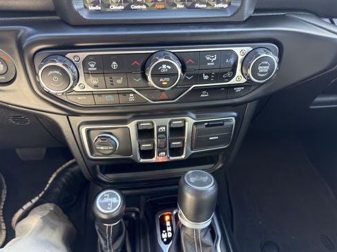 Used 2022 Jeep Wrangler Unlimited Sahara w/ Cold Weather Group AWD/4WD image 31