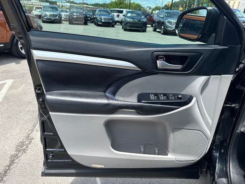 Used 2019 Toyota Highlander XLE FWD image 10