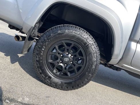 Used 2019 Toyota Tacoma SR5 AWD/4WD image 12