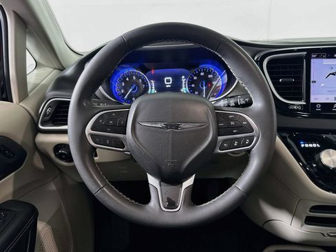 Used 2024 Chrysler Pacifica Touring-L FWD image 11