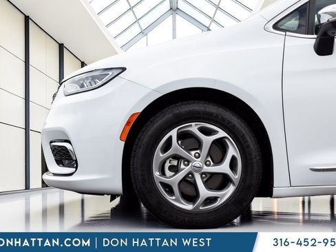 Used 2023 Chrysler Pacifica Limited FWD image 32