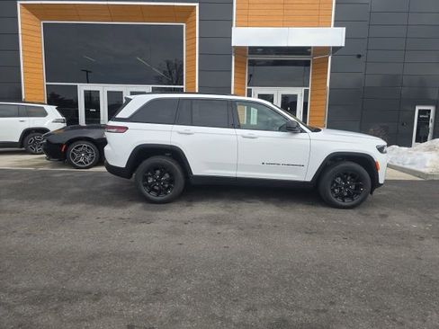 New 2026 Jeep Grand Cherokee Laredo image 7