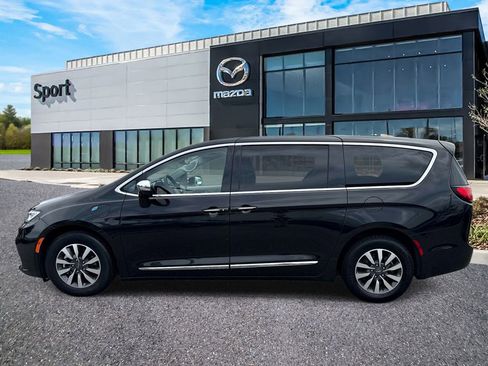 Used 2023 Chrysler Pacifica Limited FWD image 7