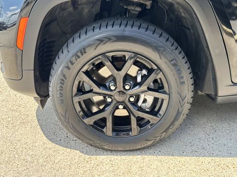 Used 2025 Jeep Grand Cherokee Altitude RWD image 4