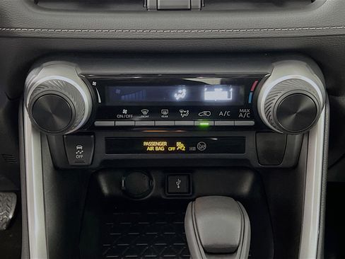 Used 2022 Toyota RAV4 LE image 25