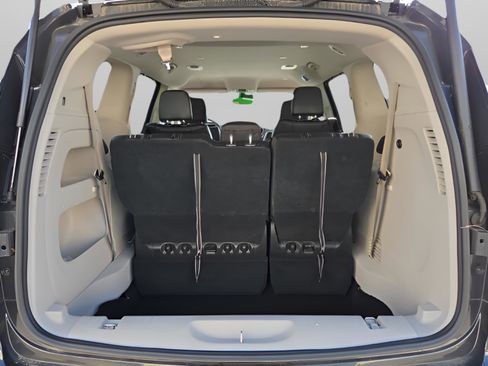 Used 2023 Chrysler Pacifica Touring-L image 25