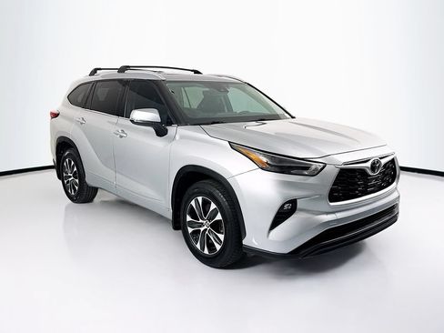 Used 2022 Toyota Highlander XLE AWD/4WD image 3