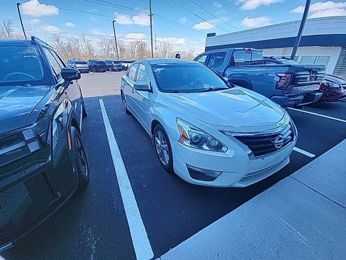 Used 2014 Nissan Altima 2.5 SV image 1