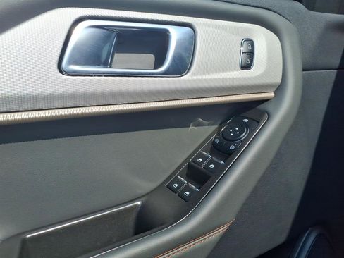 Used 2025 Ford Explorer Active w/ Active Comfort Package RWD image 7