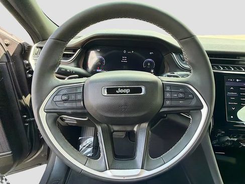 Used 2024 Jeep Grand Cherokee Altitude AWD/4WD image 12