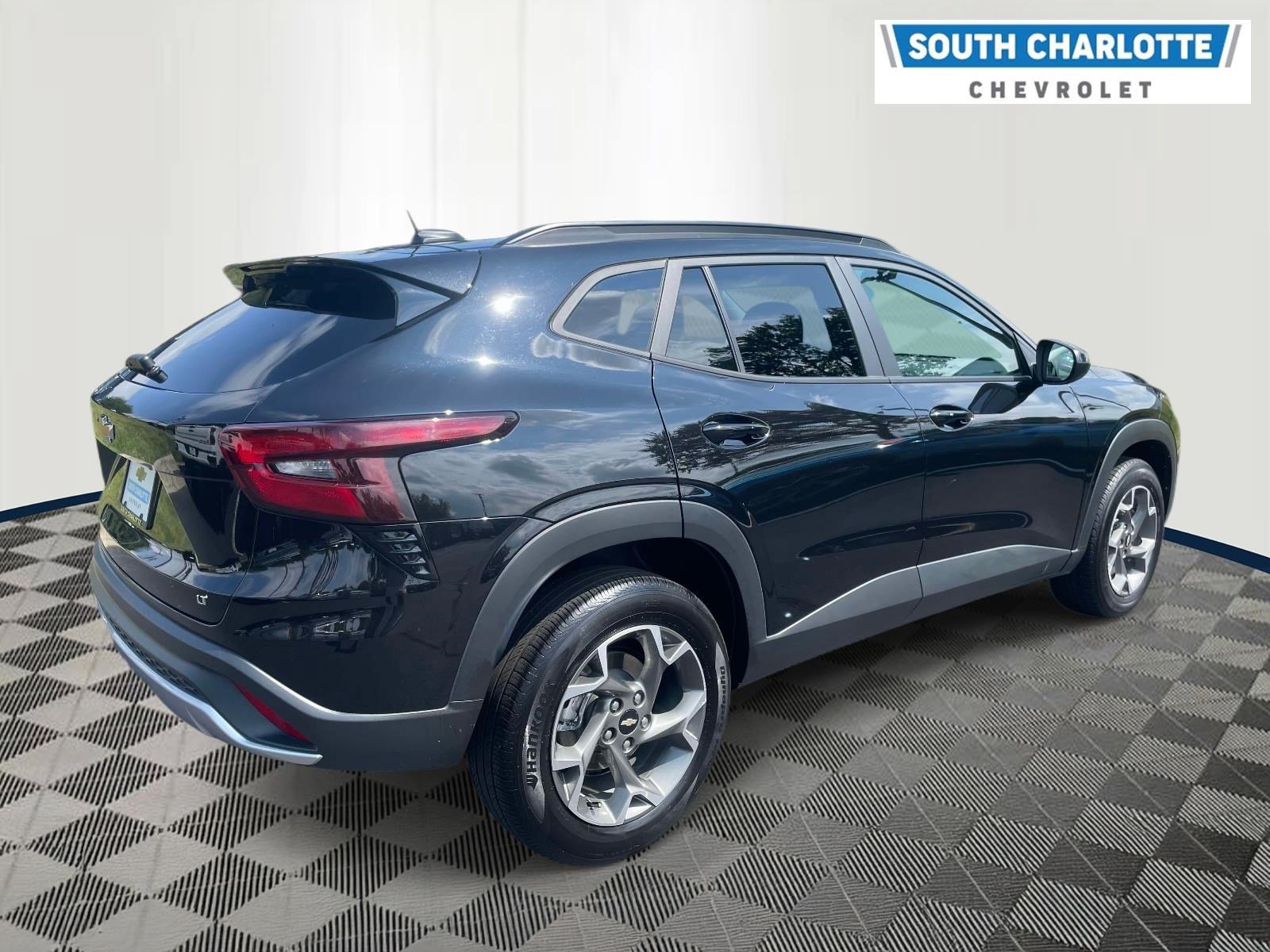 Used 2025 Chevrolet Trax LT w/ LT Convenience Package FWD image 4