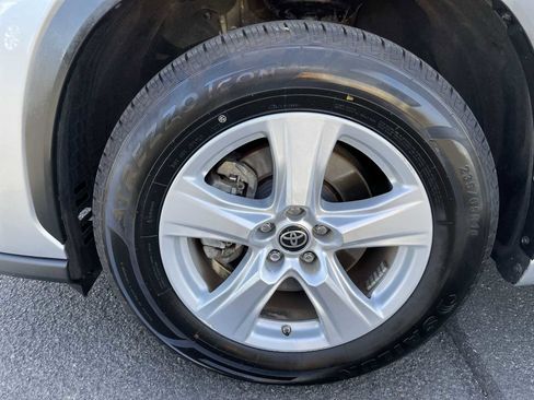 Used 2023 Toyota Highlander L image 18