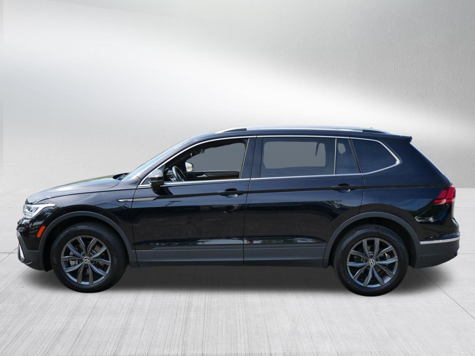 Used 2022 Volkswagen Tiguan SE w/ Panoramic Sunroof Package AWD/4WD image 4
