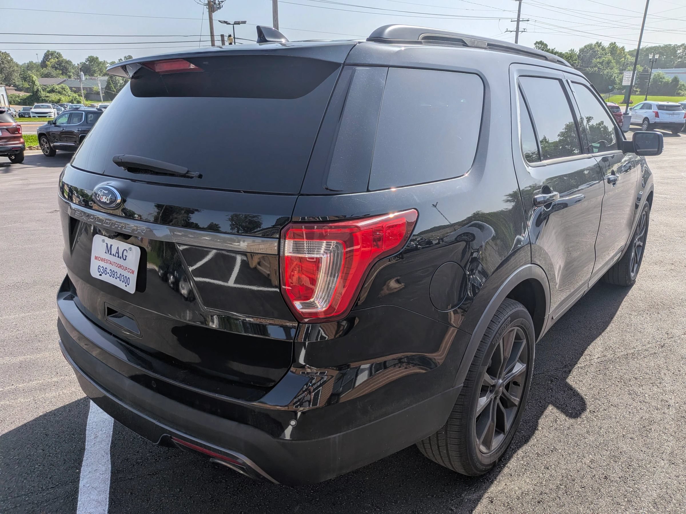Used 2017 Ford Explorer XLT w/ Equipment Group 202A FWD image 6