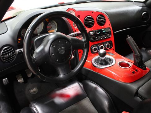 Used 2004 Dodge Viper SRT-10 image 2