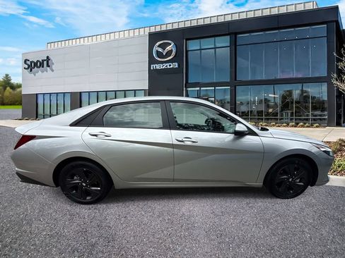 Used 2022 Hyundai Elantra SEL FWD image 2