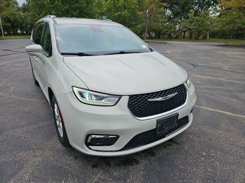 Used 2021 Chrysler Pacifica Touring-L w/ Uconnect Theater Family Group FWD image 8