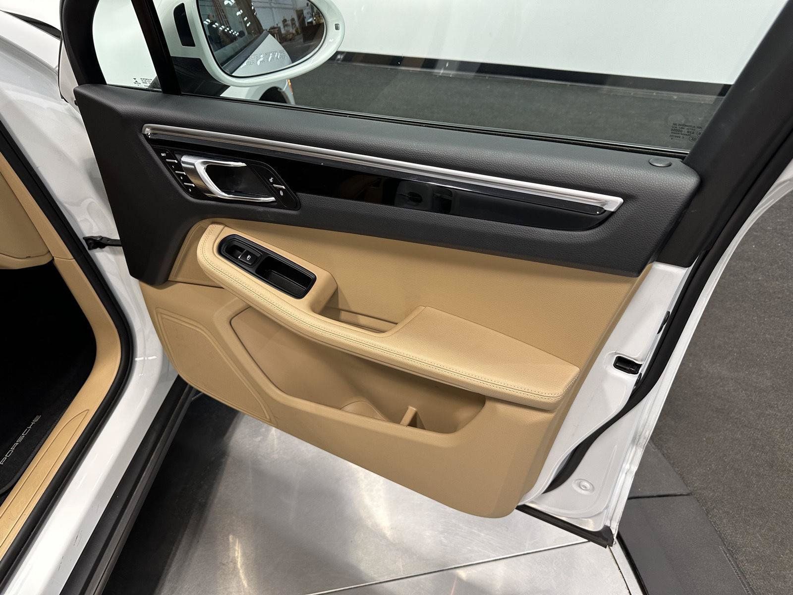 Used 2018 Porsche Macan AWD/4WD image 40