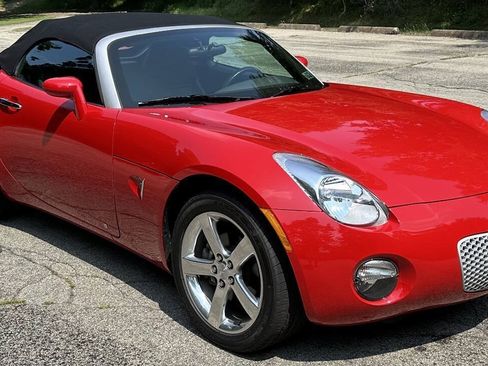 Used 2006 Pontiac Solstice Convertible w/ Premium Package RWD image 3