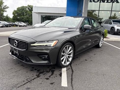 Used 2021 Volvo S60 T5 Momentum w/ Premium Package AWD/4WD image 2