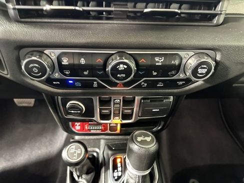 Used 2024 Jeep Wrangler Unlimited image 21