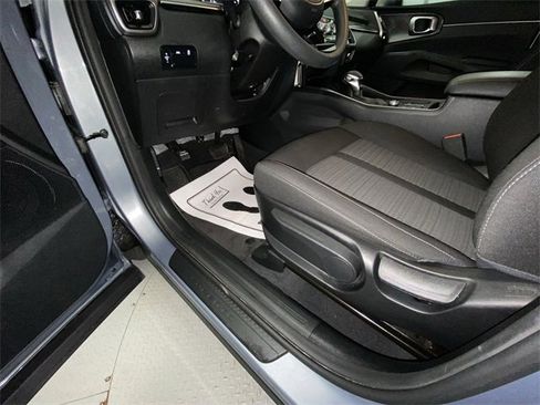 Used 2023 Kia Sorento LX image 12