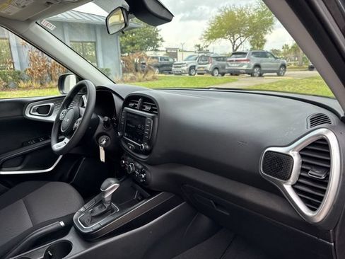 Used 2025 Kia Soul LX w/ LX Technology Package FWD image 10