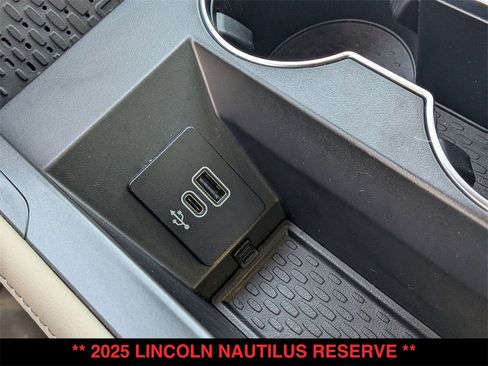 Used 2025 Lincoln Nautilus Reserve image 10