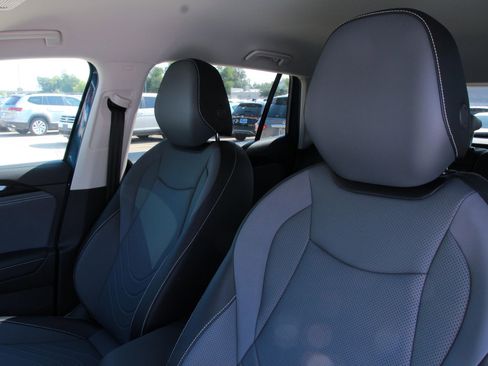 Certified 2025 Volkswagen Tiguan SE FWD image 10