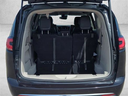 Used 2023 Chrysler Pacifica Touring-L FWD image 6