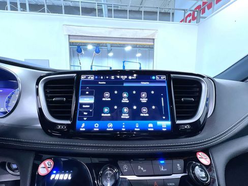 Used 2025 Chrysler Pacifica Limited FWD image 25