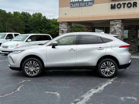 Used 2021 Toyota Venza XLE image 2