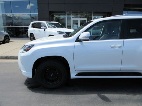 Used 2022 Lexus GX 460 Luxury w/ Off Road Package AWD/4WD image 2