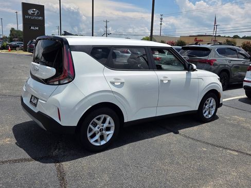 Used 2025 Kia Soul LX w/ LX Technology Package FWD image 13