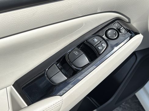 Used 2024 Nissan Altima 2.5 SL FWD image 11