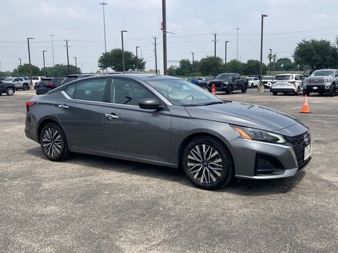 Used 2025 Nissan Altima 2.5 SV FWD image 2