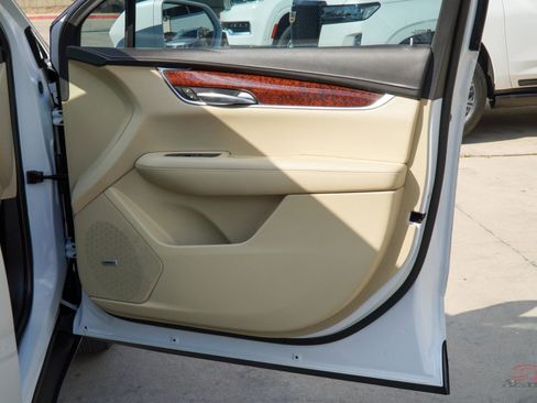 Used 2017 Cadillac XT5 Luxury w/ Driver Awareness Package image 19