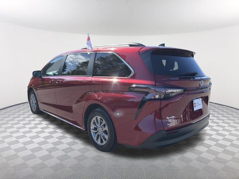 Certified 2025 Toyota Sienna LE w/ LE Plus Package FWD image 15