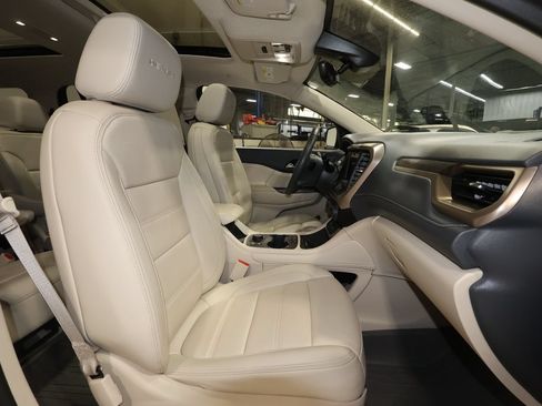 Used 2023 GMC Acadia Denali w/ Denali Ultimate Package FWD image 29