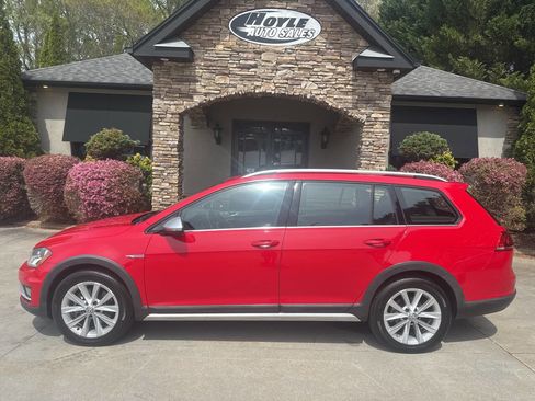 Used 2017 Volkswagen Golf Alltrack S image 1