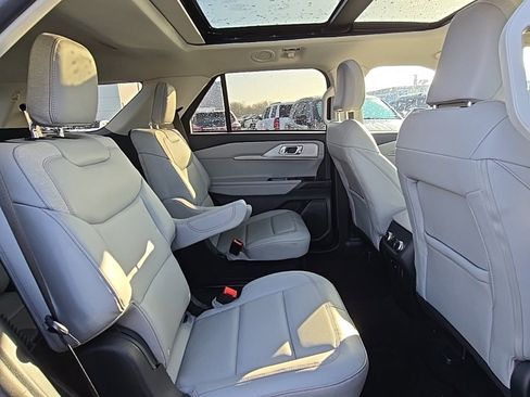 Used 2025 Ford Explorer Active w/ Active Comfort Package image 46