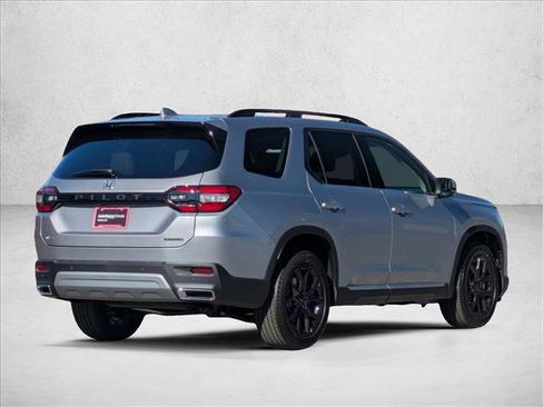 New 2025 Honda Pilot Touring image 2