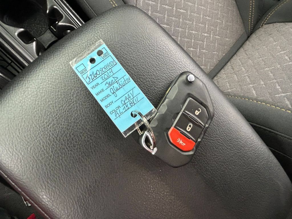 Used 2024 Jeep Gladiator Mojave AWD/4WD image 40